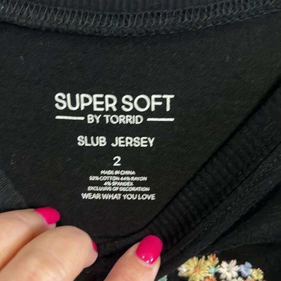 Torrid size 2 Embroidered Super Soft Slub Jersey “Happy” - Picture 4 of 6